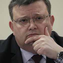Беновска пита Цацаров: Защо 2 години ми отказвате интервю?